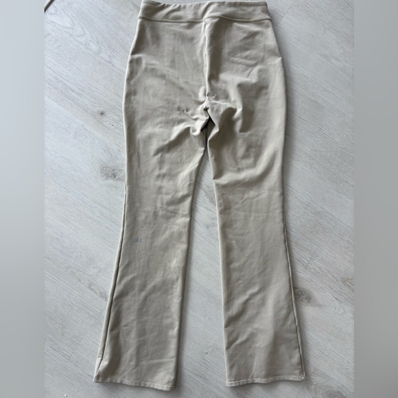 Alo Yoga Airbrush High-Waist Split-Hem / Flutter Leggings — Taupe/Tan — Size L - Picture 5 of 7